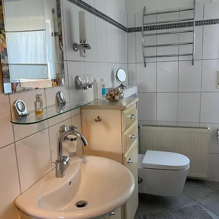 Klamar Monteur Wohnzimmer Esszimmer 1 Schlafzimmer Kueche Diele Bad In Erftstadt דירה *
