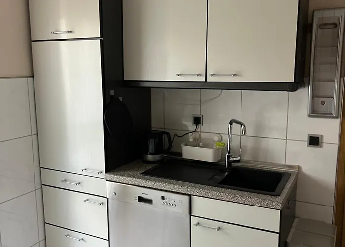 公寓 Klamar Monteur Wohnzimmer Esszimmer 1 Schlafzimmer Kueche Diele Bad In Erftstadt