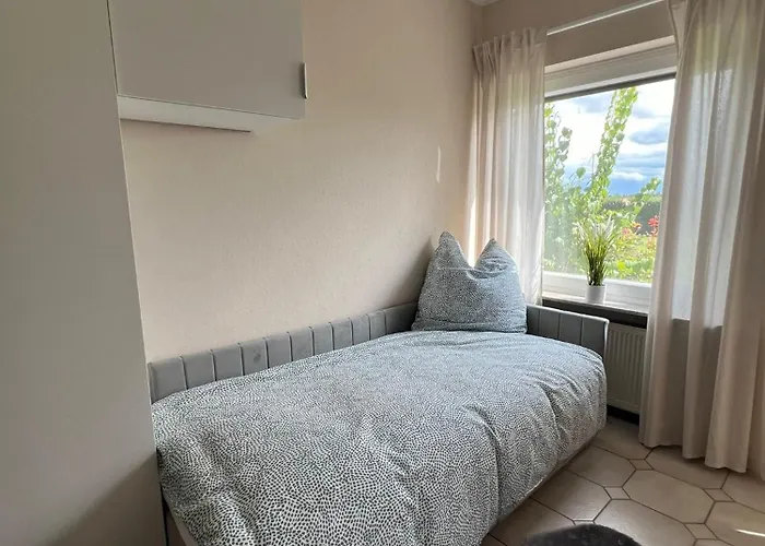 公寓 Klamar Monteur Wohnzimmer Esszimmer 1 Schlafzimmer Kueche Diele Bad In Erftstadt Niederberg